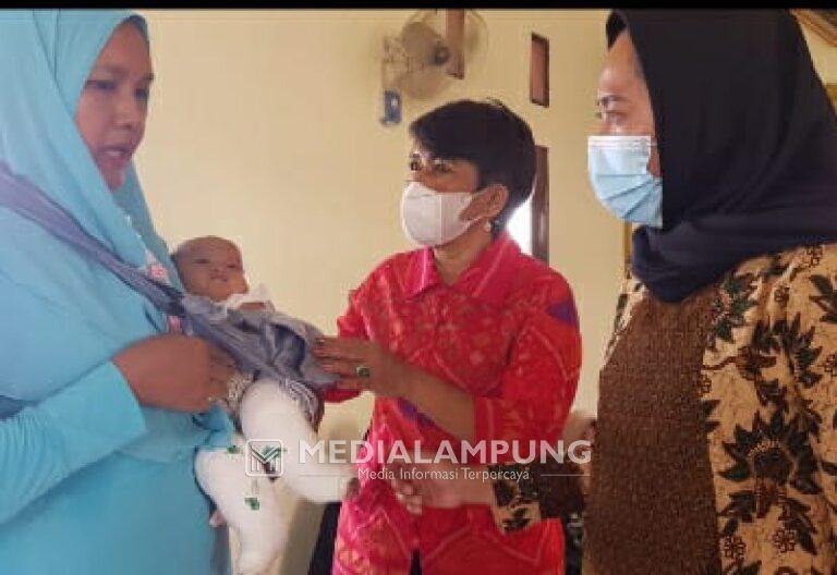 Anggota DPRD Lampung Bantu Bayi di Tulangbawang