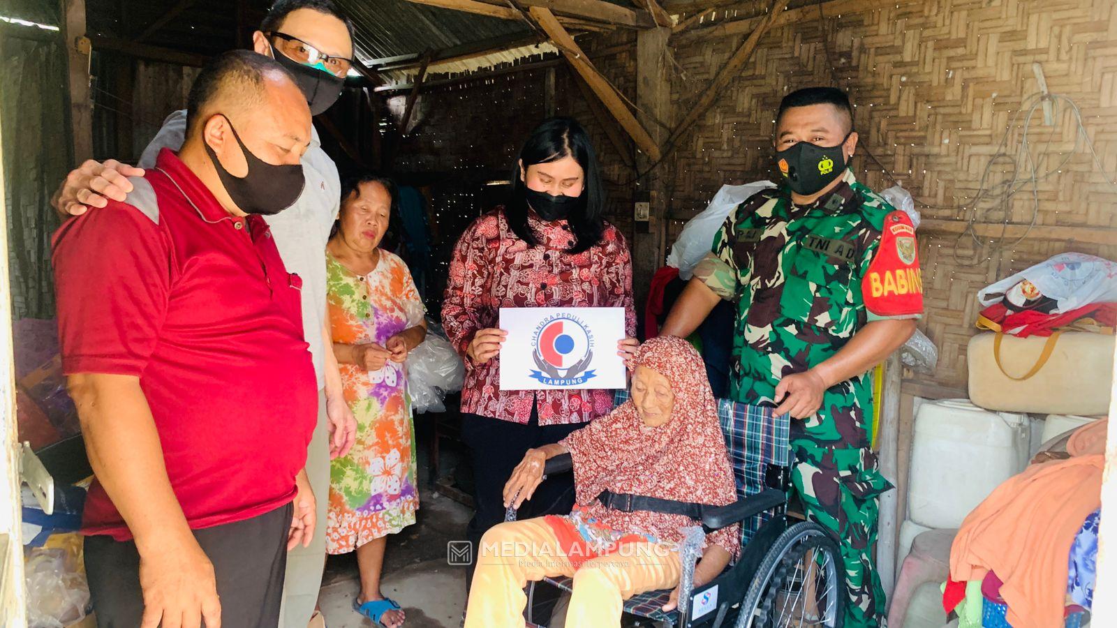 Anggota Koramil TKT Bersama Chandra Peduli dan PSMTI Beri Bantuan Kursi Roda untuk Warga Binaan