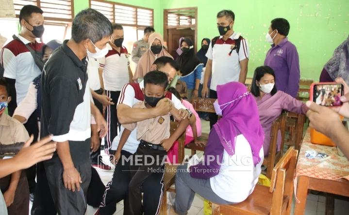 Tinjau Vaksinasi di SDN 1 Margodadi, Ketua DPRD Pringsewu Minta Dukungan Guru dan Orangtua