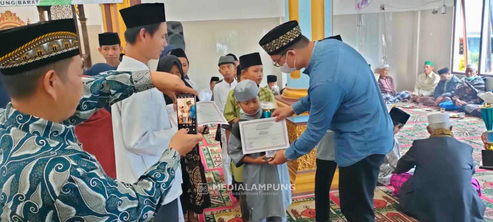 Hadiri Isra Mi'raj di Pekon Padangtambak, Camat Bambang Serahkan Piagam ke Anak-anak