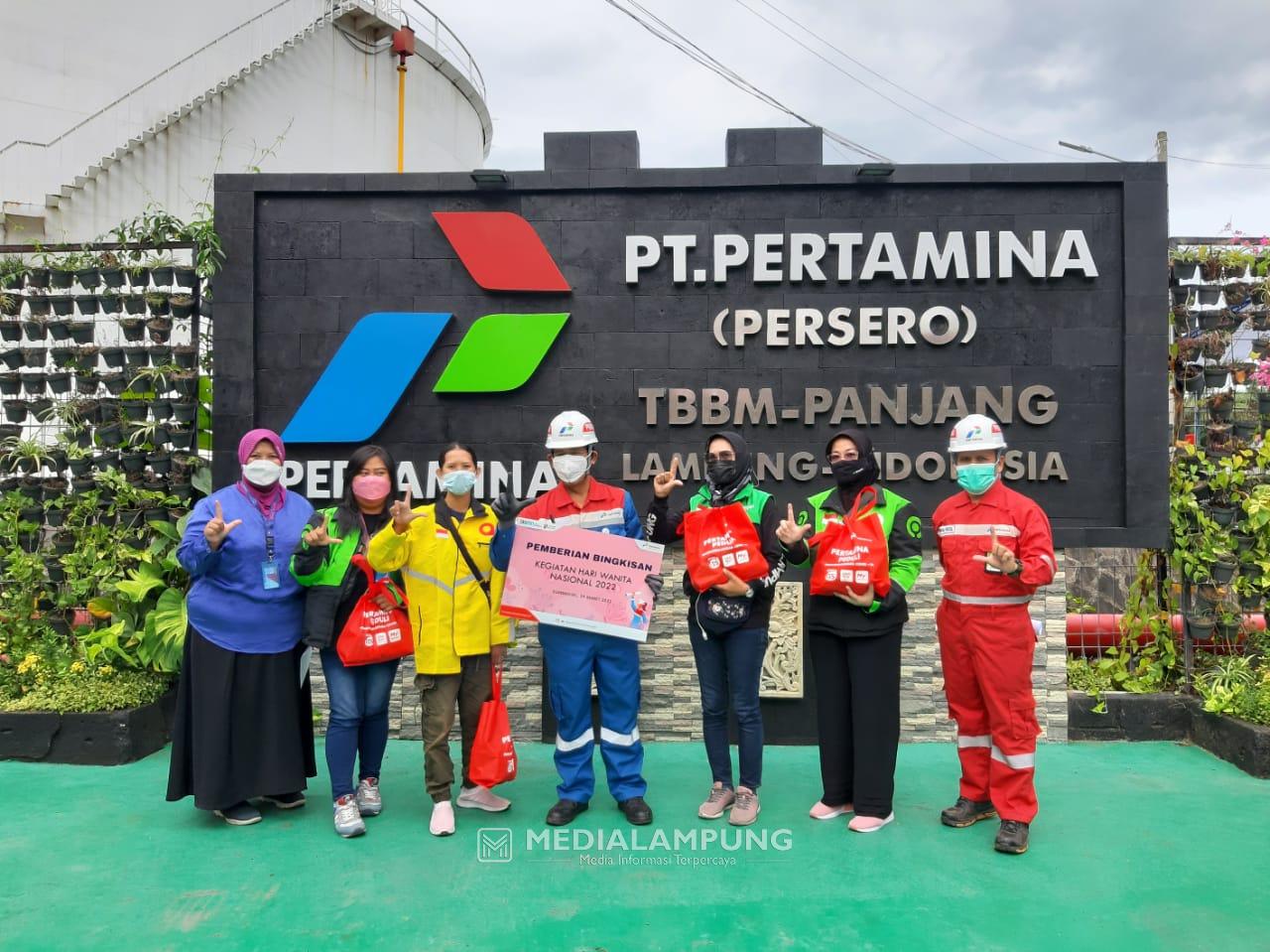 Peringati Hari Perempuan, Pertamina Beri Paket Sembako ke Driver Ojol Wanita