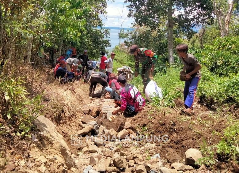 Warga Pekon Pancurmas Swadaya Bangun Jalan Utama 