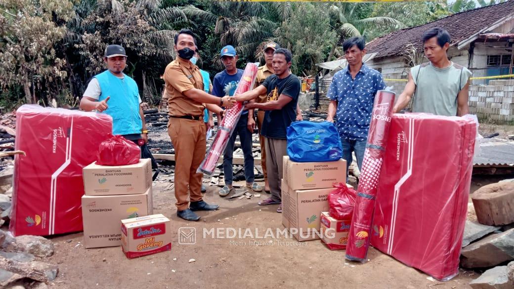 Dinsos-BPBD Pesbar Serahkan Bantuan Korban Kebakaran