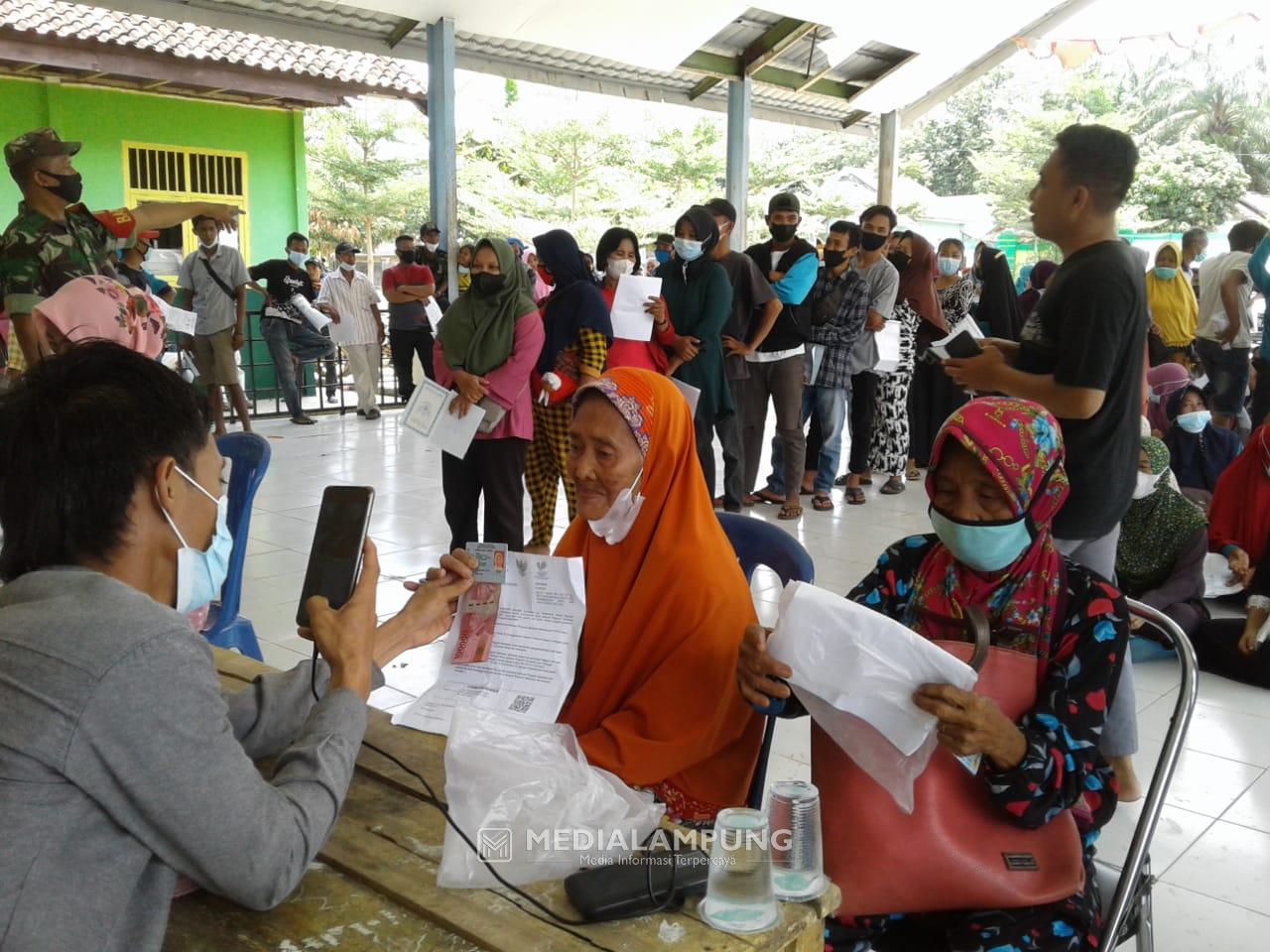 Kantor Pos Blambangan Umpu Bagikan BSST di Balai Kampung Tanjungraja Sakti