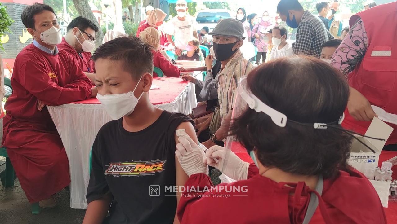 Pancing Warga Ikut Vaksin, Pemkot Bandarlampung Bagikan Minyak Goreng