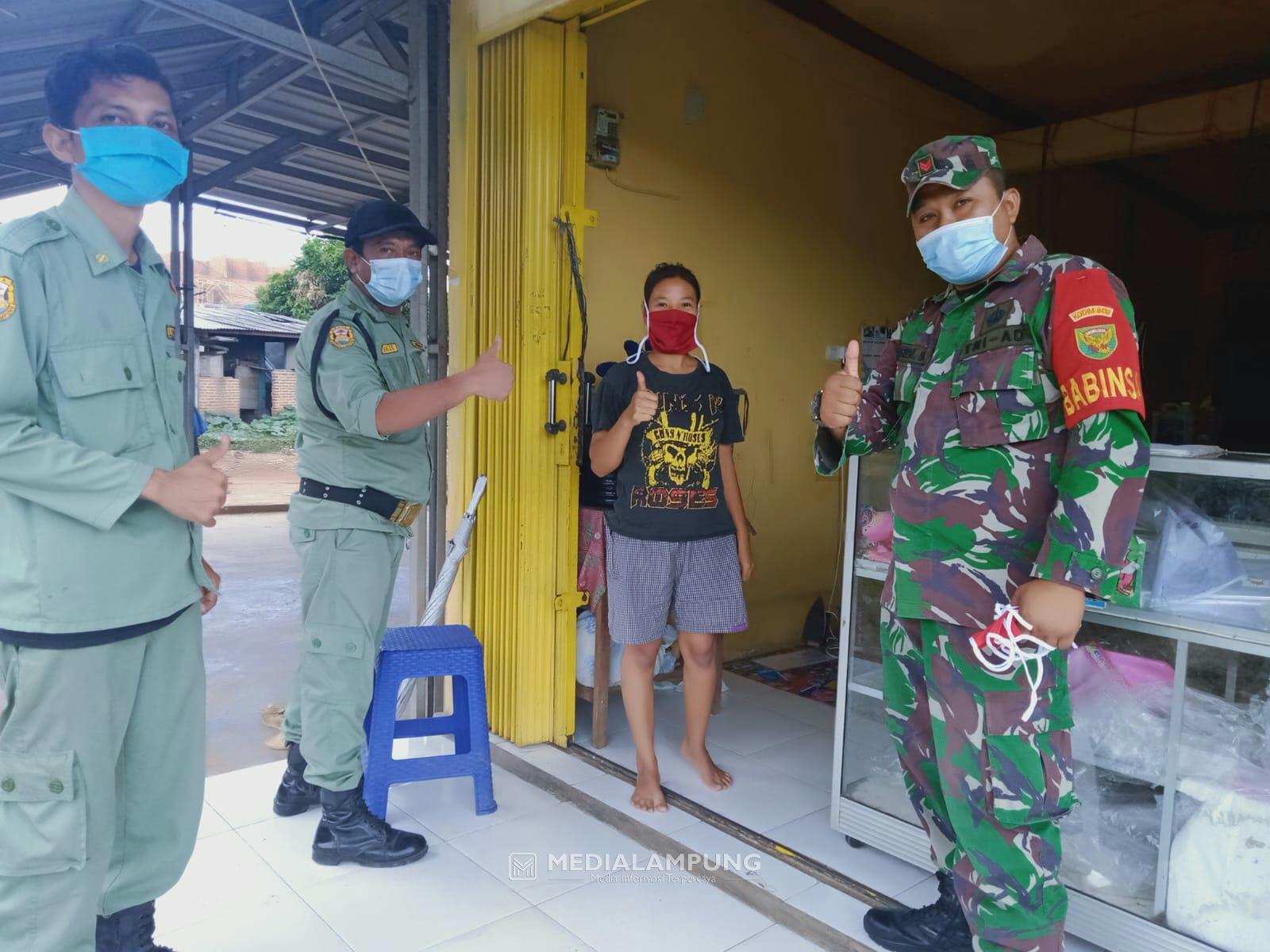 Tekan Penyebaran Covid, Babinsa Koramil Kedaton Bagikan Masker Gratis