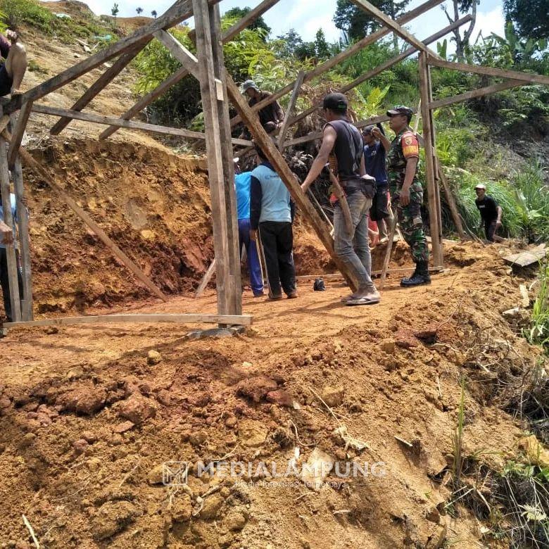 Patut Dicontoh, Babinsa ini Bantu Warga Bangun Warung