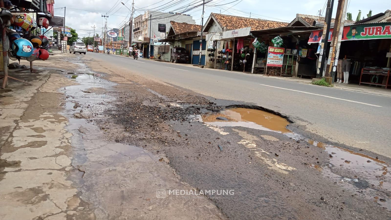 Warga Keluhkan Genangan Akibat Kebocoran Pipa PDAM Way Rilau