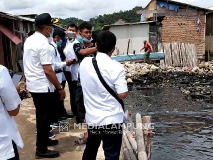 Sebagian Wilayah Laut Pesisir Teluk Lampung Tercemar, DLH Turunkan Tim 