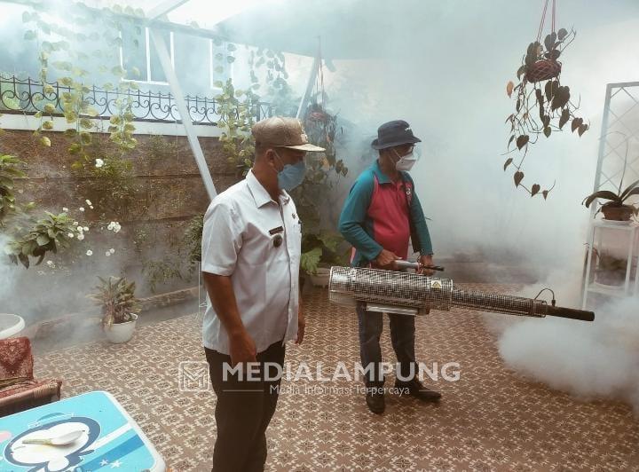 Kelurahan Rawalaut Lakukan Fogging dan Imbau Warga Jaga Kebersihan Lingkungan