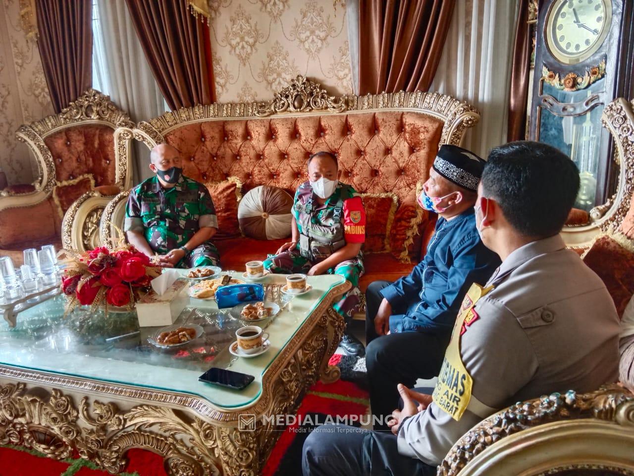 Pererat Silaturahmi, Plh Danramil TKP Komsos dengan Tokoh Masyarakat