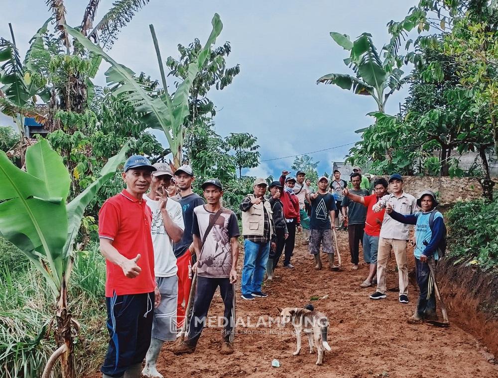 Bang Edi dan Sakri Bersama Warga Gotong Royong Buka Badan Jalan 