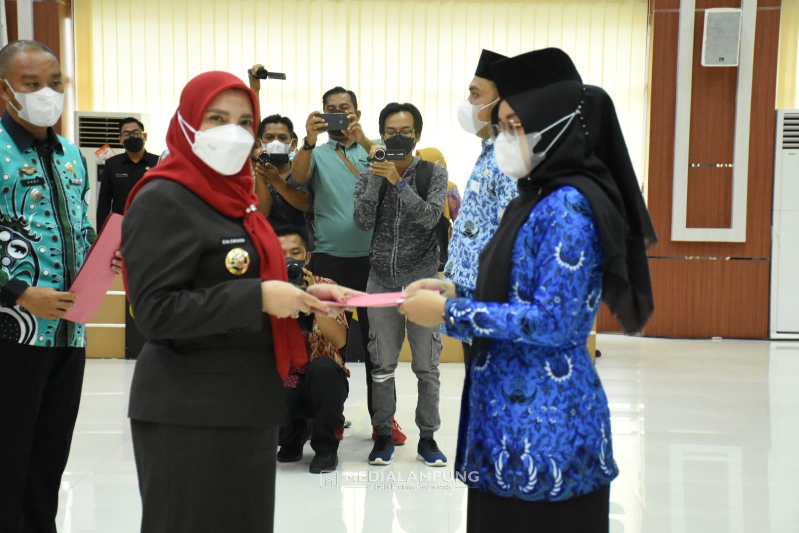 Eva Dwiana Lantik 160 Guru PNS