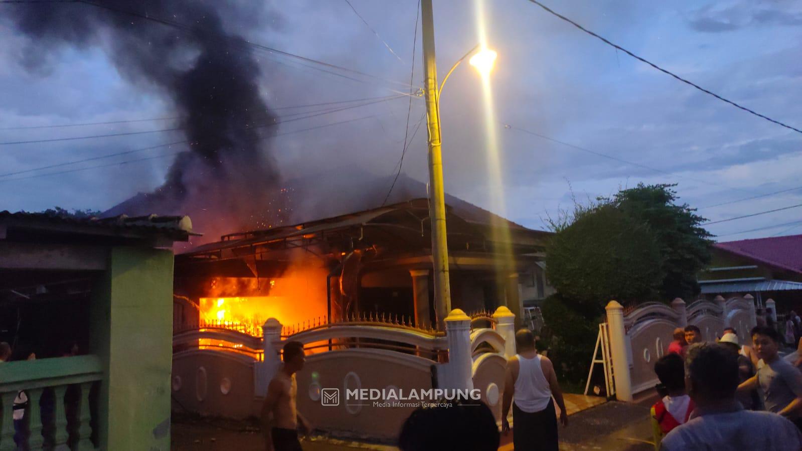 Kebakaran Garasi Rumah Mewah, 3 Motor dan 1 Mobil Sisa Kerangka