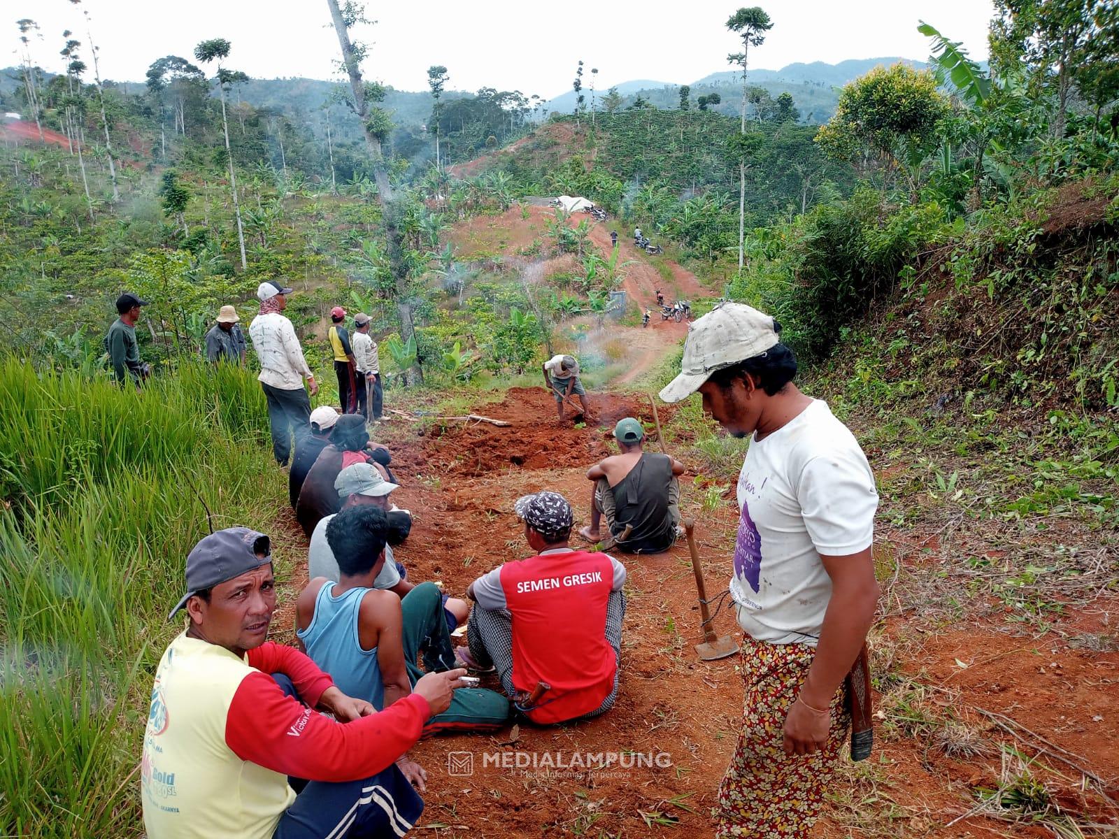 Warga Pekon Manggarai Gotong Royong Rawat Jalan Poros