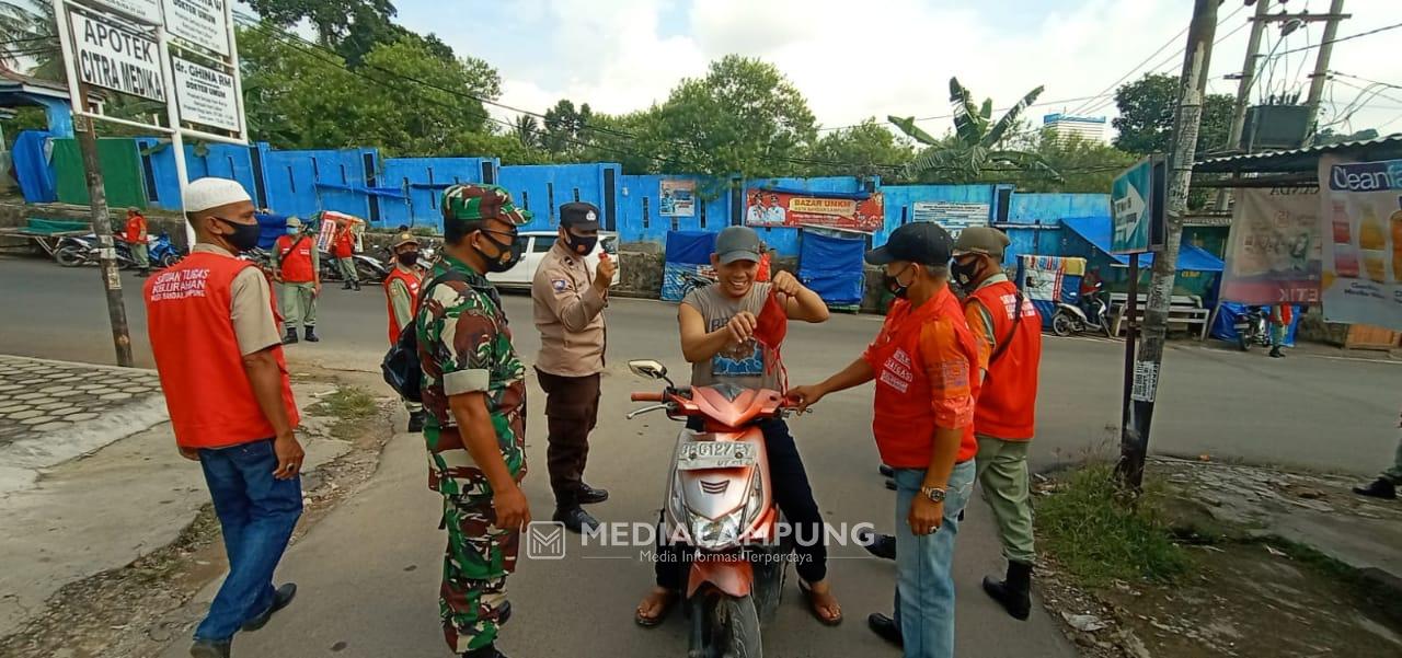 Cegah Penyebaran dan Penularan Covid, Babinsa Koramil TBU Bagikan Masker Gratis