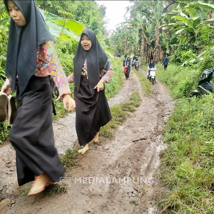 Jalan Berlumpur, Siswa SMA Lombokseminung Tenteng Sepatu ke Sekolah 