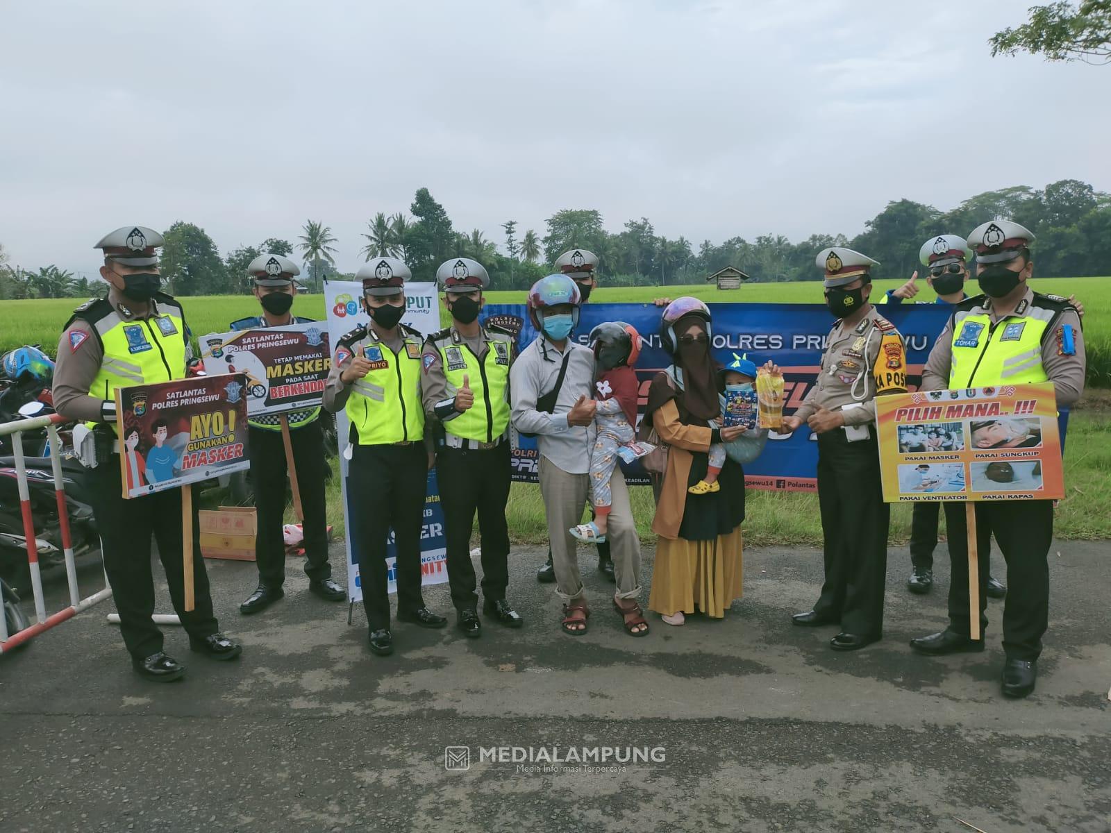 Gelar Kampanye Keselamatan, Satlantas Polres Pringsewu Bagikan Masker Hingga Minyak Goreng