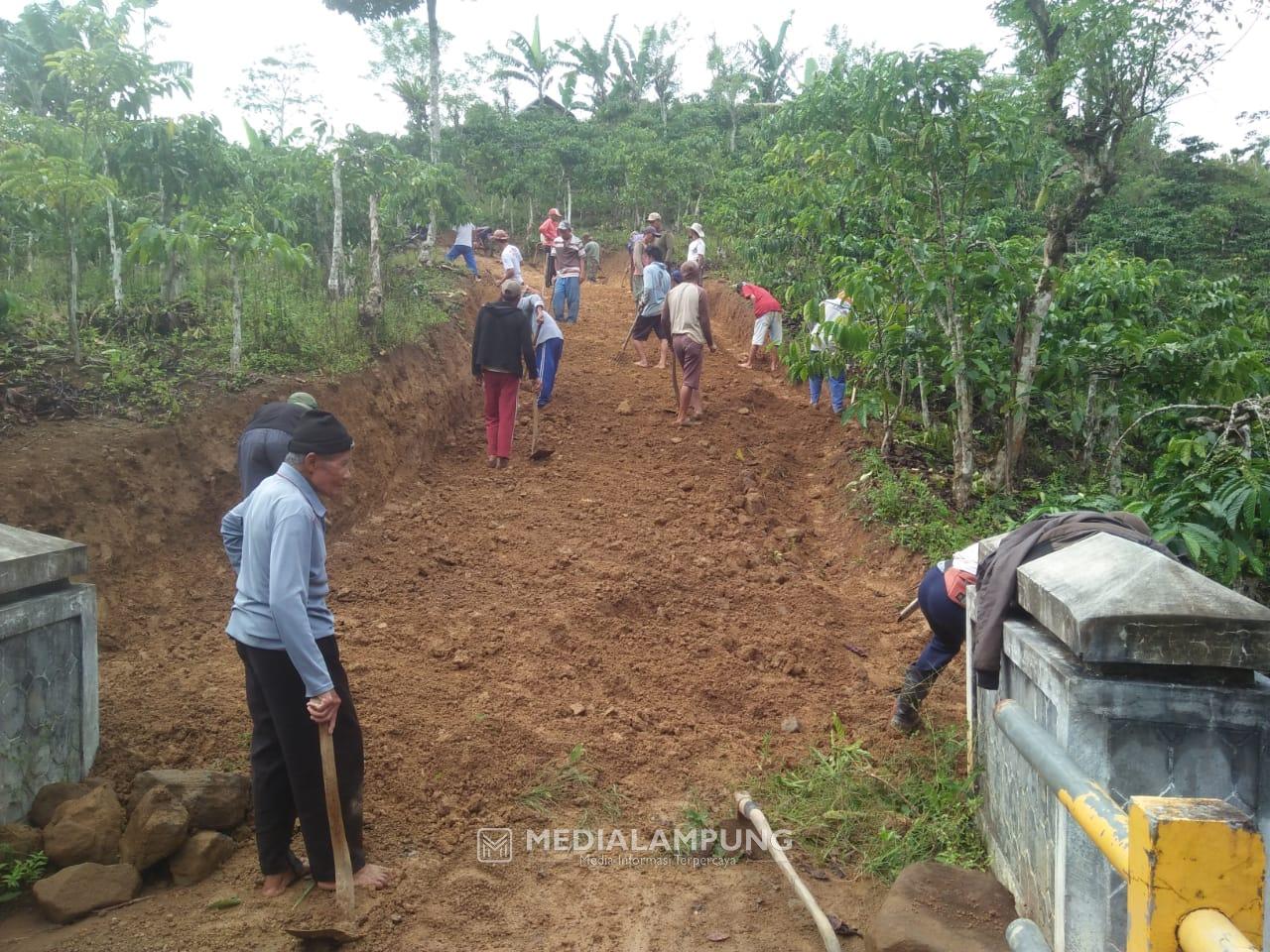 Dibangun Tahun Ini, Warga Keramatjaya Gotong Royong Siapkan Badan Jalan 