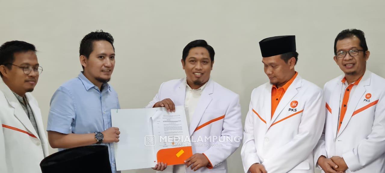 PKS Serahkan Rekomendasi Calon Wakil Bupati Lampura ke Ardian Saputra