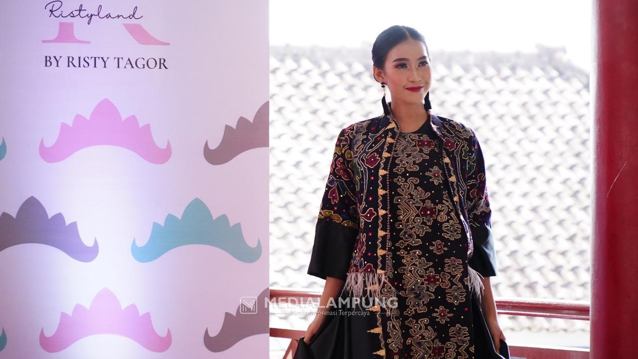 Kain Khas Lamsel Tampil Memukau dalam 'Risty Land Nusantara Fashion Trunk 2022'