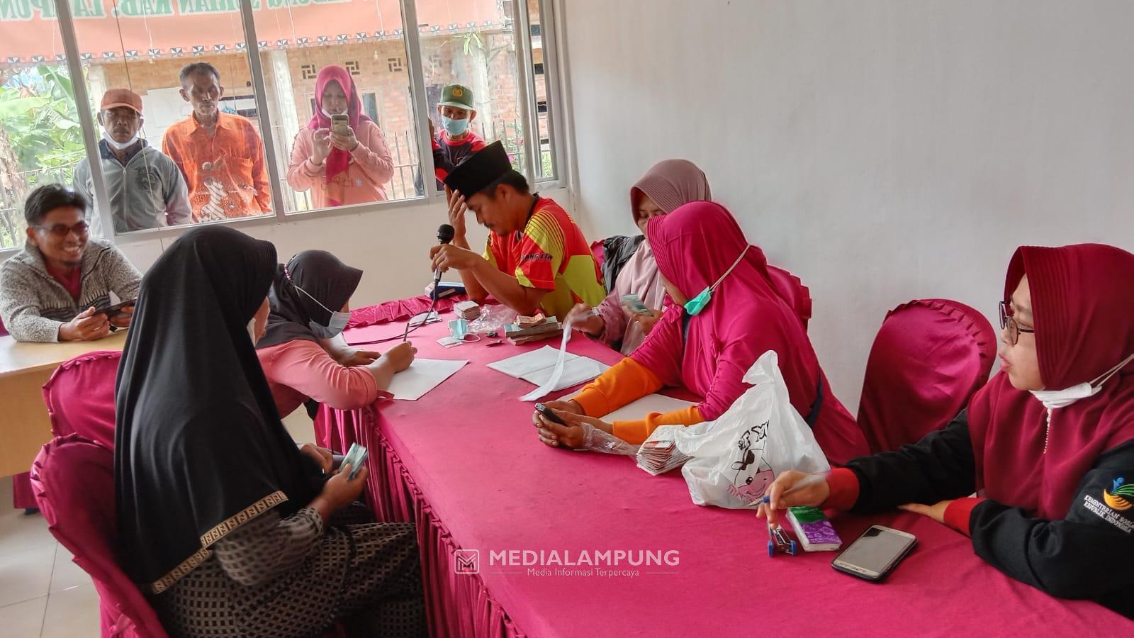 Bagikan Bantuan PKH di Balai Pekon, Peratin Atim Sekaligus Berpamitan 