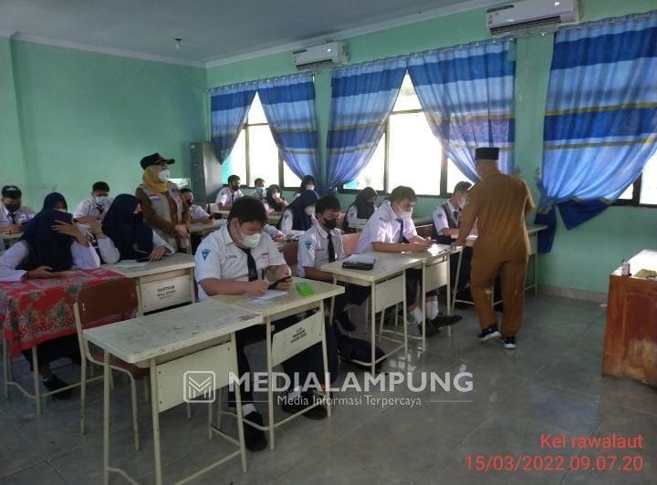 Lurah Rawalaut Ahmad Nauval Tinjau Penerapan PTM di Tiga Sekolah