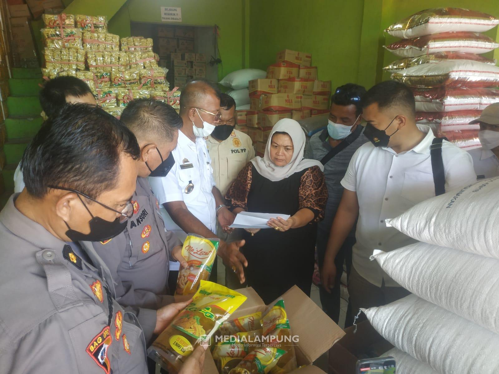 Tim Gabungan Monitoring Ketersediaan Minyak Goreng di Pasar Sarinongko Pringsewu