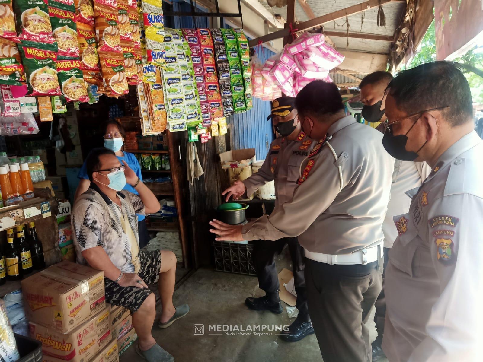 Kapolres Lampura Pantau Langsung Ketersediaan Minyak Goreng di Pasar Kotabumi