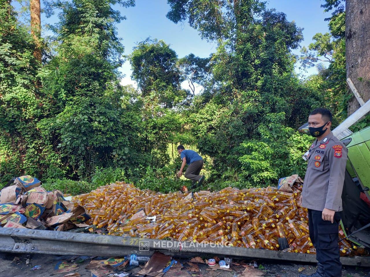 Bawa 8 Ton Migor, Truk Hino Terbalik di Tanjakan Manula