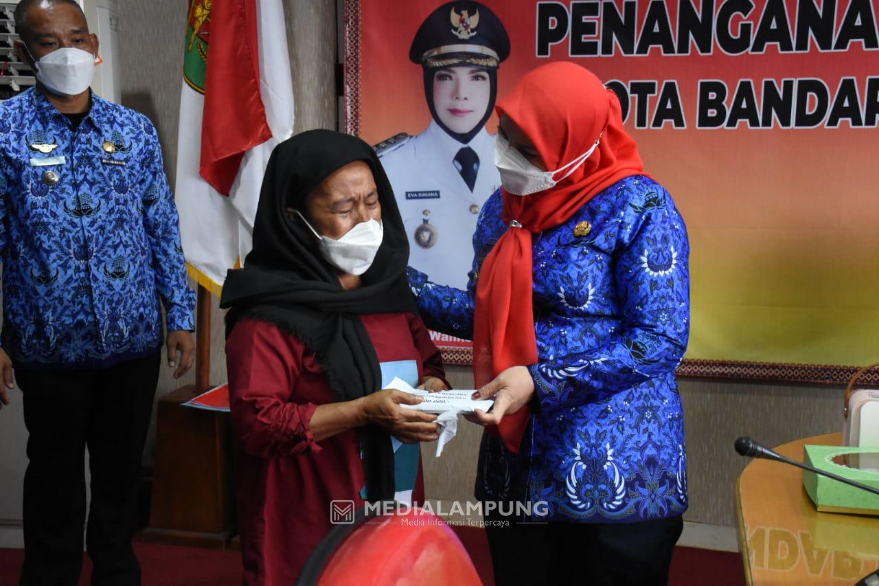 Eva Dwiana Berikan Bantuan ke Korban Rumah Roboh