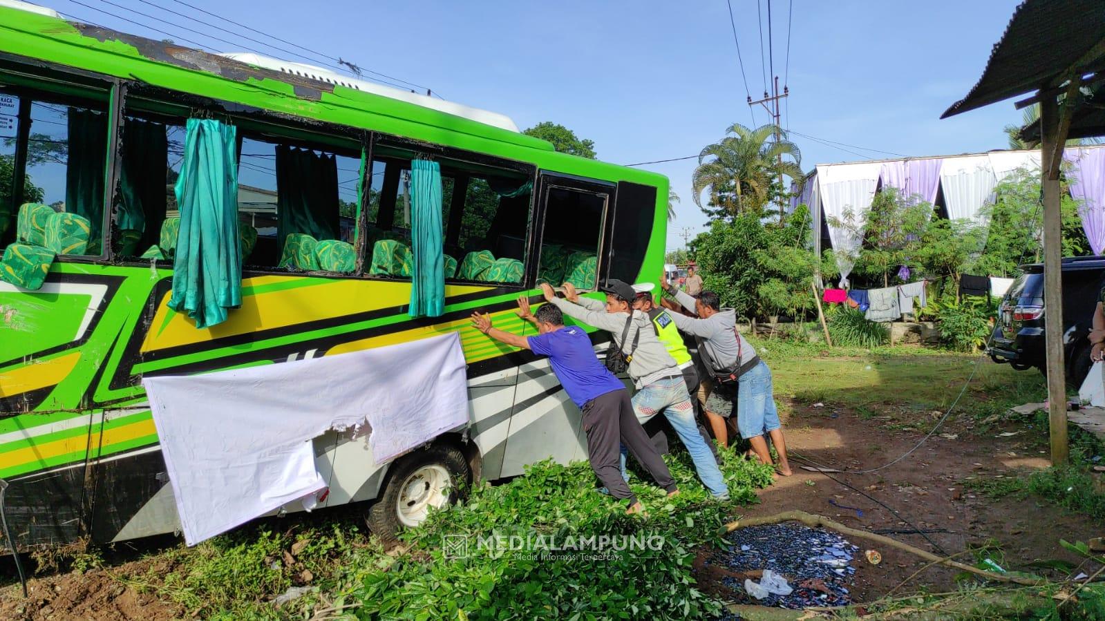 Bus Rombongan Jamaah Umroh Terguling di Jalinbar