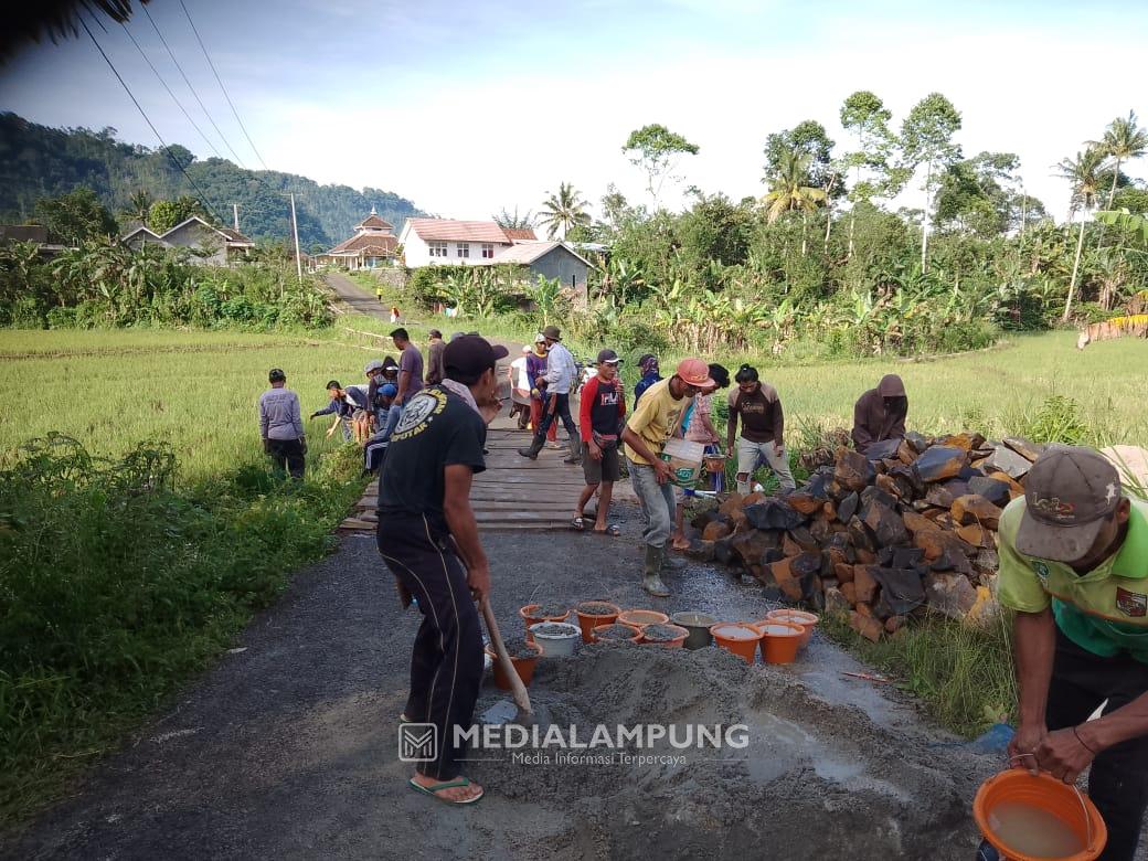 Belum Ada Perhatian Pemkab, Warga Pekon Mekarjaya Swadaya Perbaiki Jalan