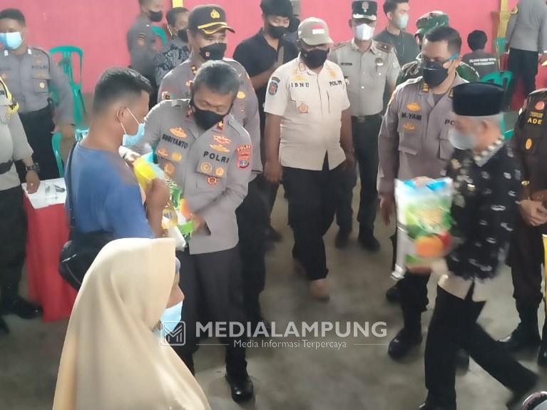 Vaksinasi di GOR Mini Pringsewu, Wakapolda Bagikan Doorprize Beras Hingga Mesin Cuci