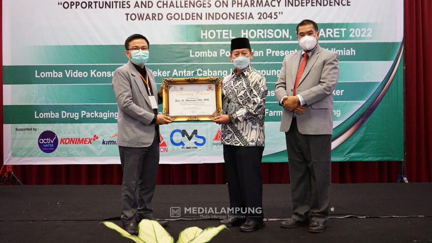 Herman HN Dapat Penghargaan dari Ikatan Apoteker, Ini Alasannya