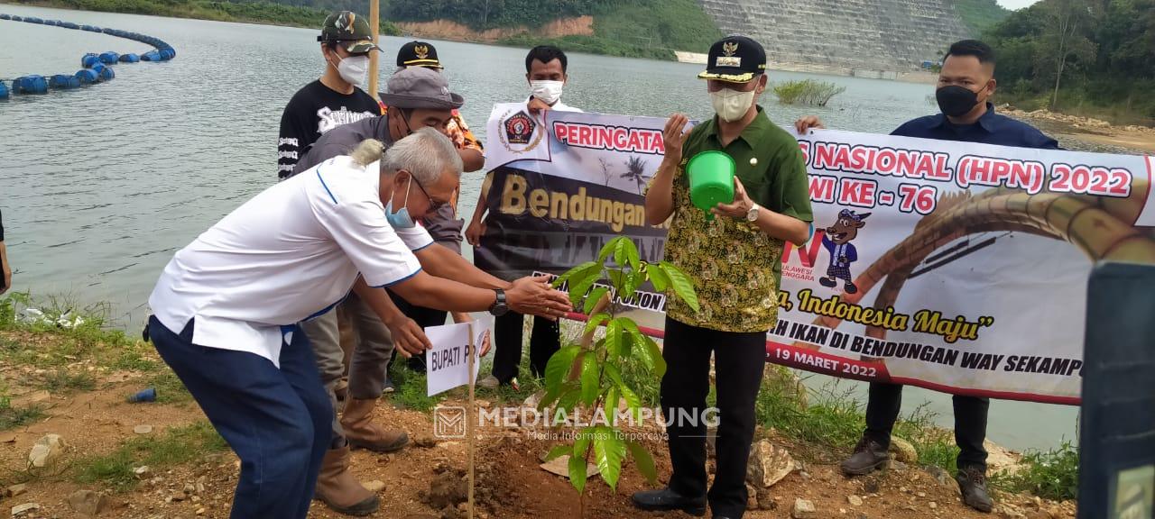 Hadiri Peringatan HPN dan HUT PWI, Sujadi Tanam Pohon dan Tebar Benih Ikan di Bendungan Way Sekampung