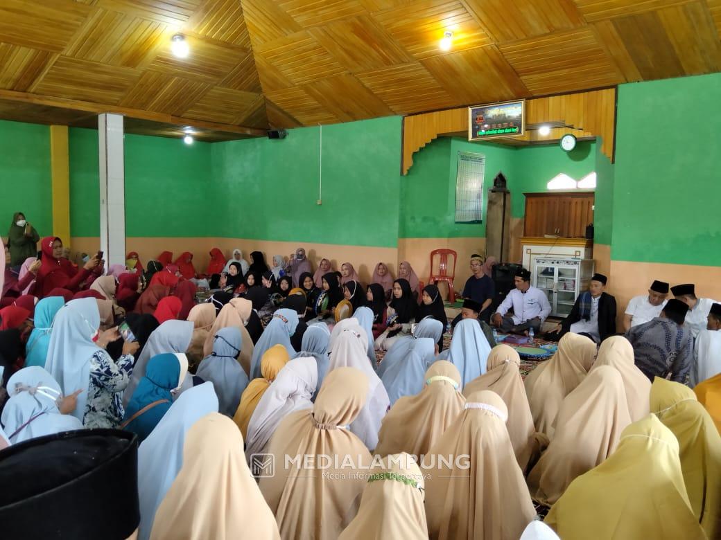 Ratusan Jamaah Majelis Baitul Mukhlisin Padati Pengajian di Pekon Turgak