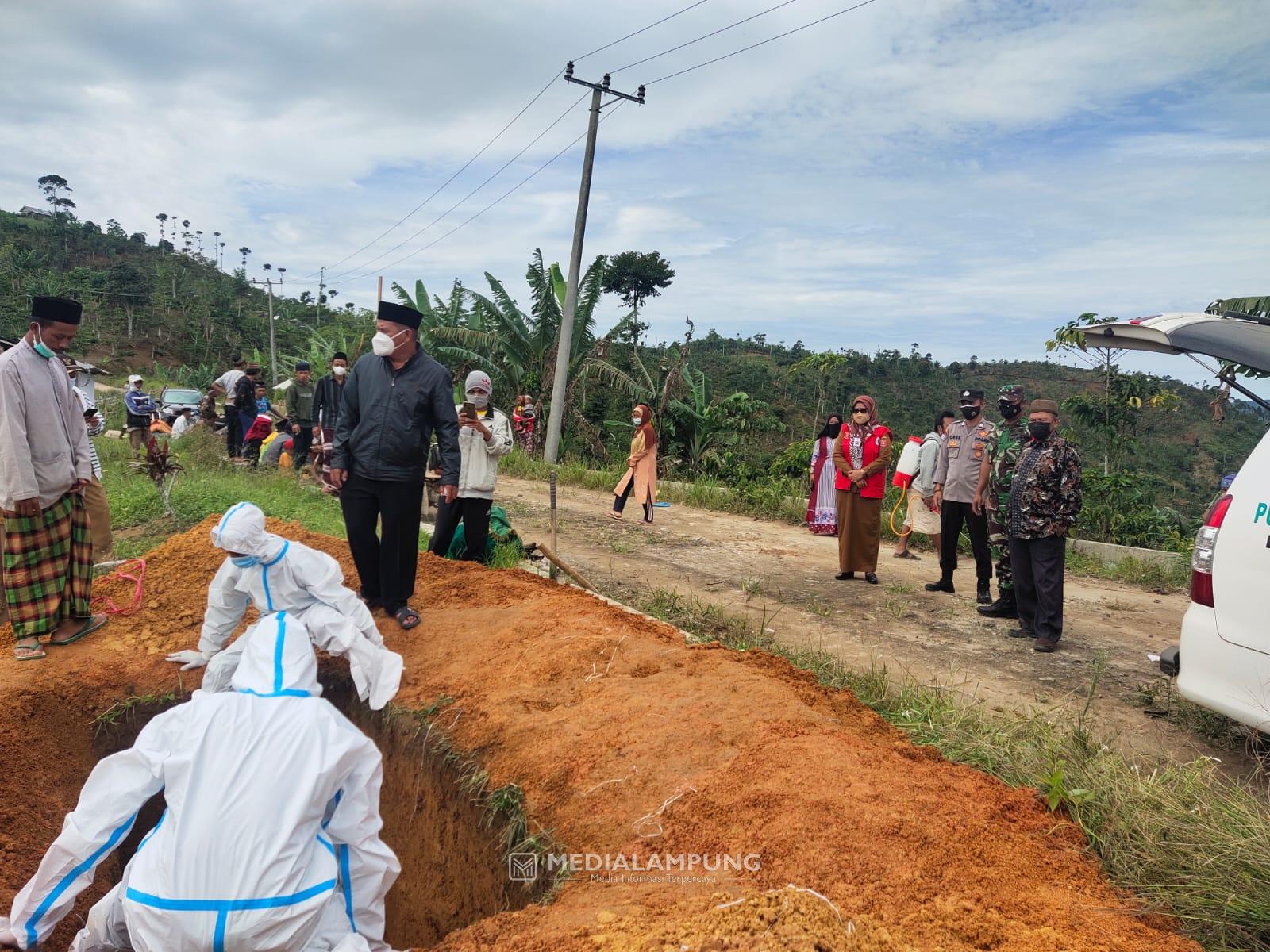 Suspect Covid-19 Meninggal Dunia, Satu Warga Atarbawang Dimakamkan Secara Prokes 