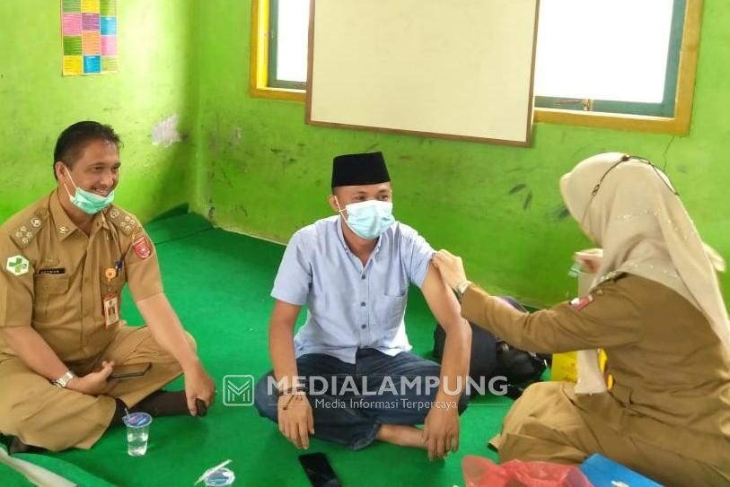 Jadi Peserta Pertama, Peratin Negeriratu Ajak Warga Ikuti Vaksinasi Booster