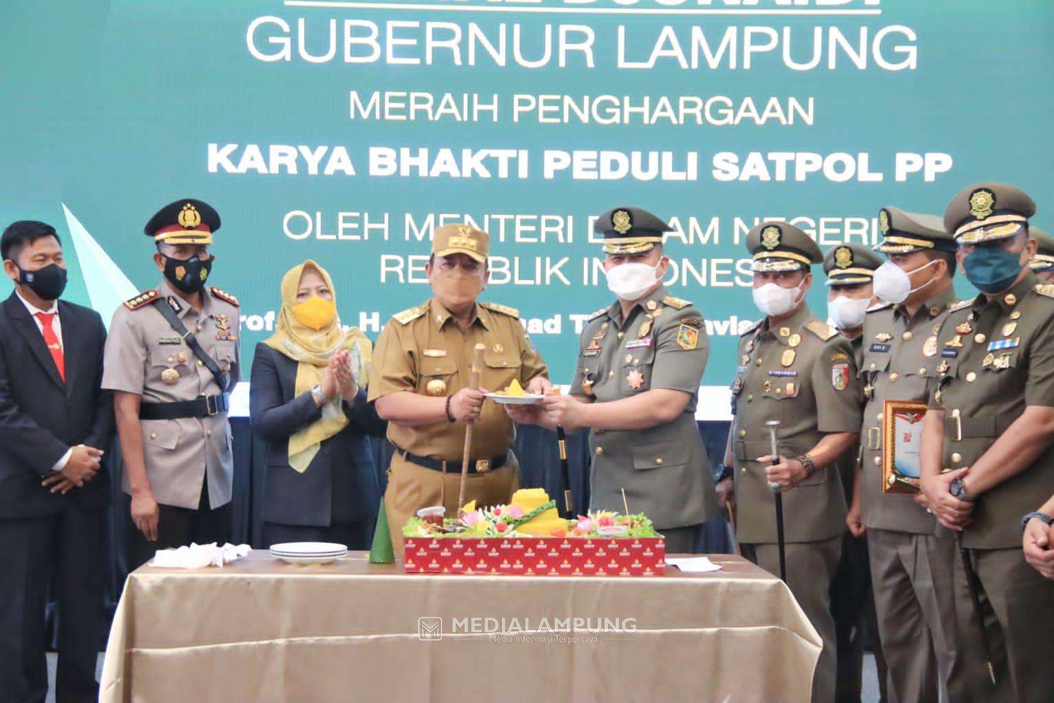 Gubernur Arinal Terima Penghargaan Karya Bhakti Peduli Satpol PP dari Mendagri 