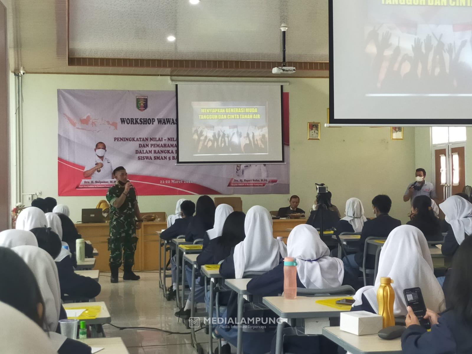 Babinsa Koramil Panjang Beri Wawasan Kebangsaan Bagi Pelajar SMAN 5 Bandarlampung 