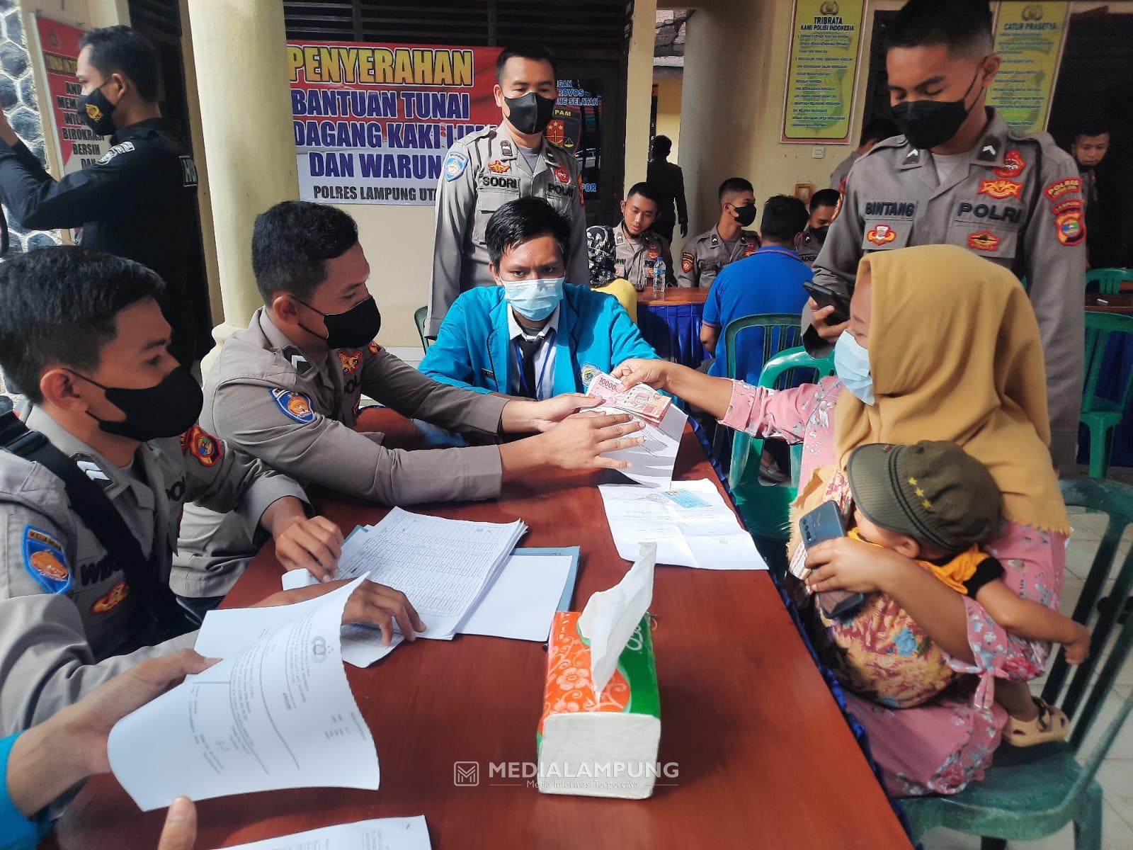 Polres Lampura Salurkan Bantuan Tunai Untuk PKL dan Warung