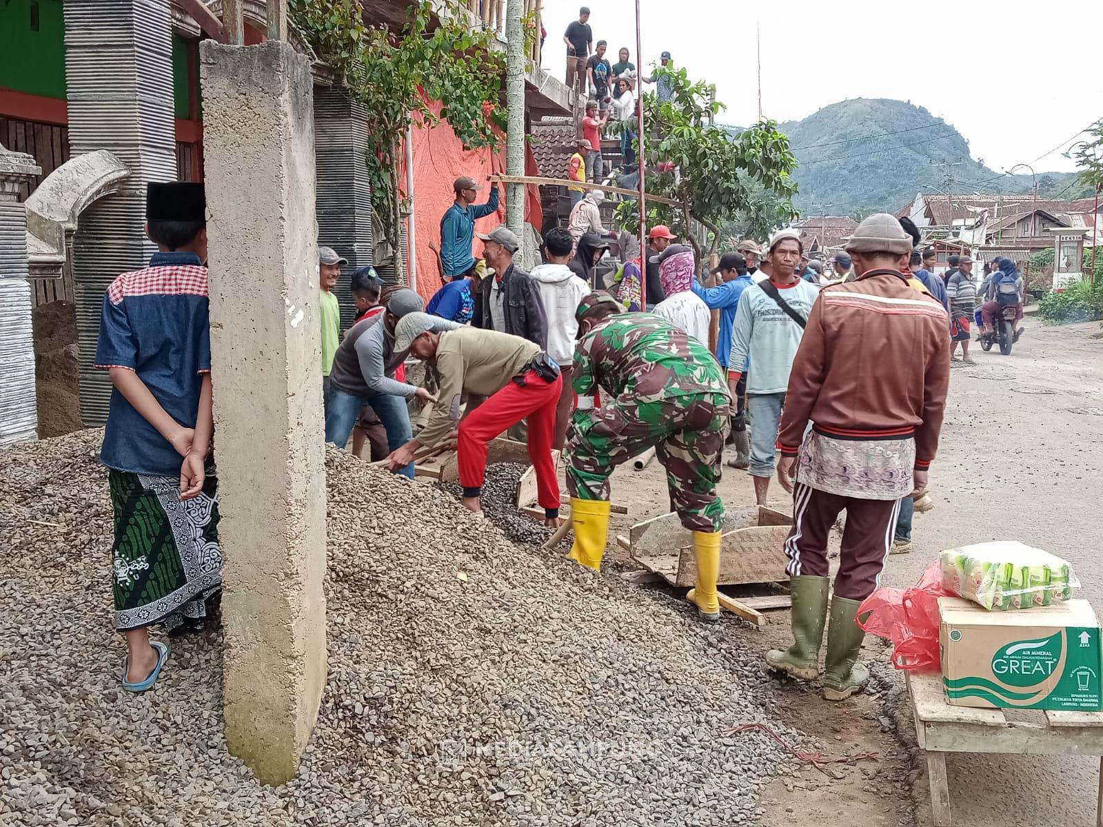 Babinsa Bantu Warga Pekon Manggarai Bangun Rumah Ibadah 