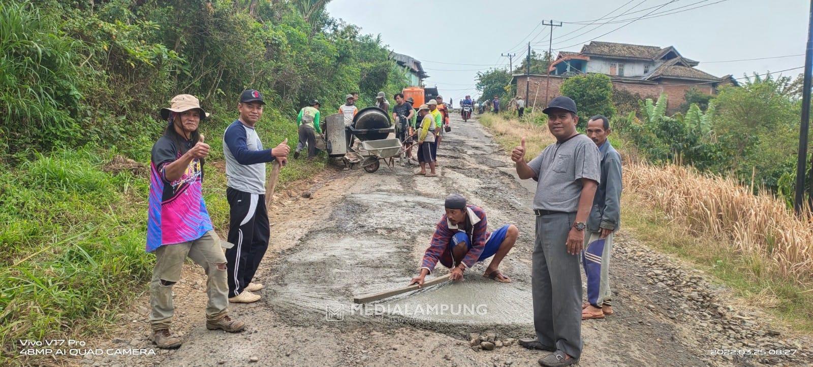 Anggota DPRD Lambar H.Untung Sponsori Perbaikan Jalan Poros Sekincau-Waspada 