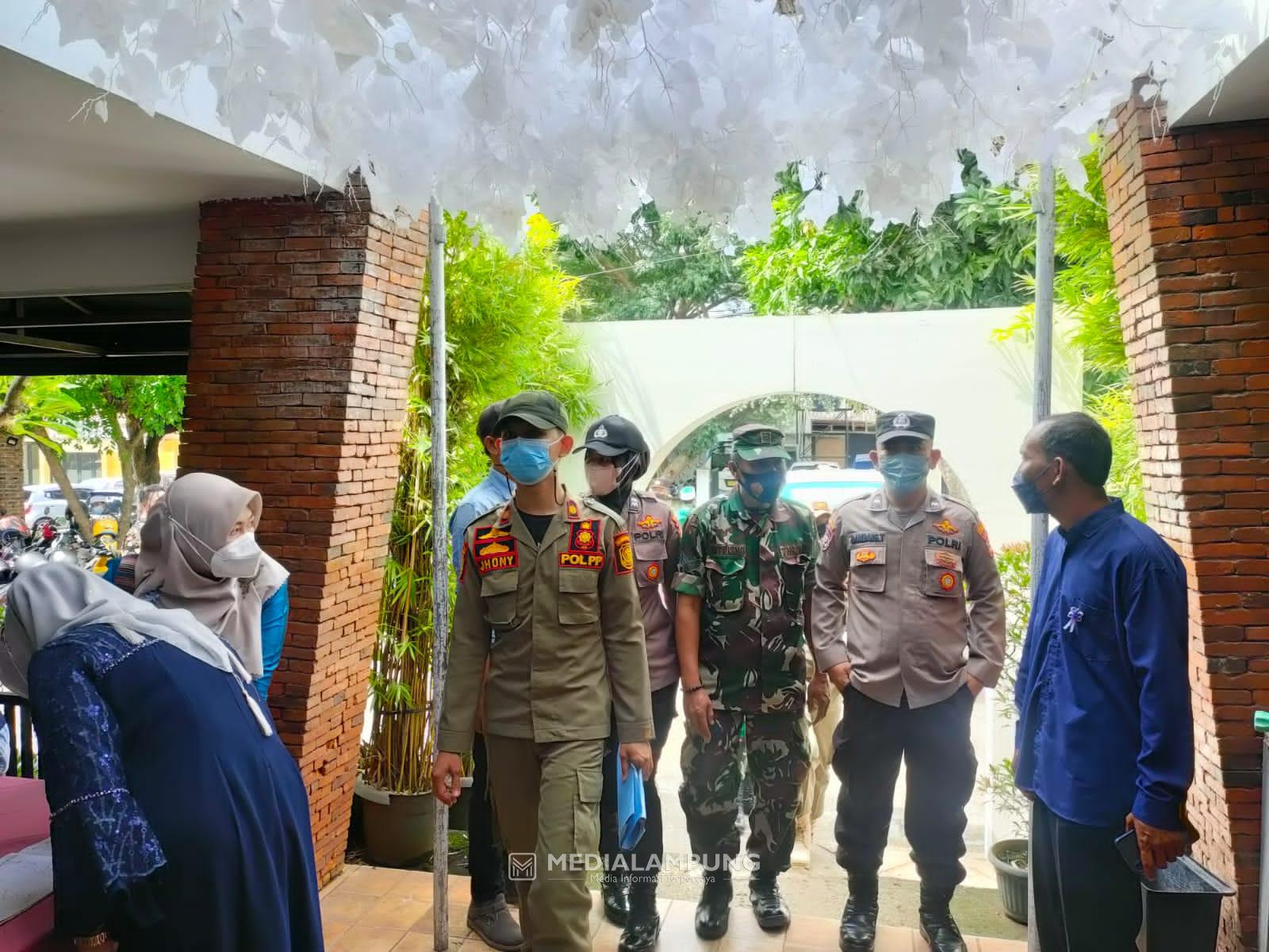 Tekan Penyebaran Covid-19, Anggota Kodim 0410 Bersama Satgas Covid-19 Lakukan Patroli 