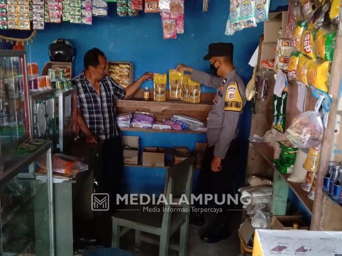 Antisipasi Kelangkaan, Bhabinkamtibmas Polsek Balikbukit Monitoring Stok Migor