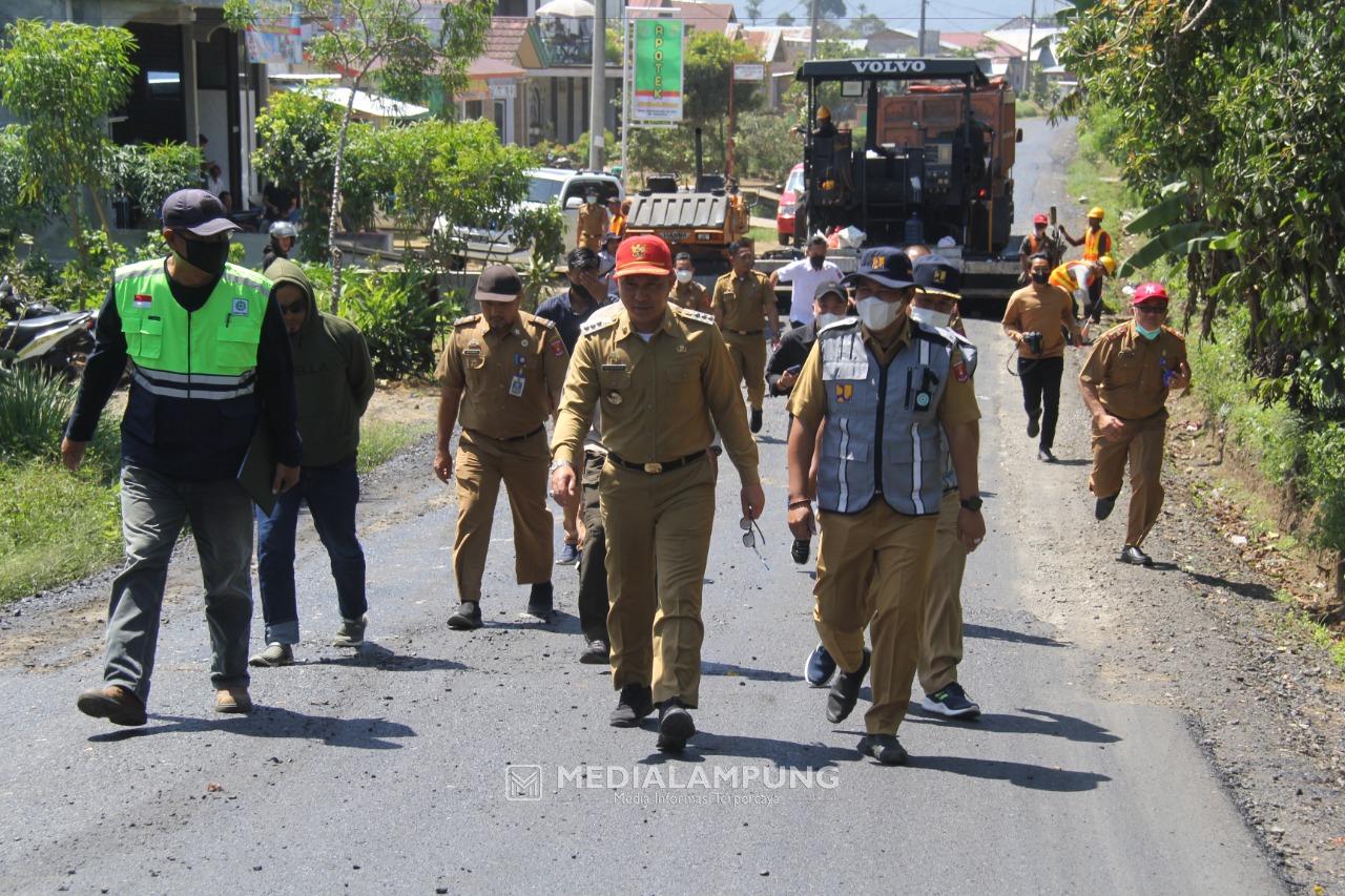 Tinjau Progres Pembangunan Ruas Jalan Liwa-Hanakau, Parosil Minta Utamakan Kualitas