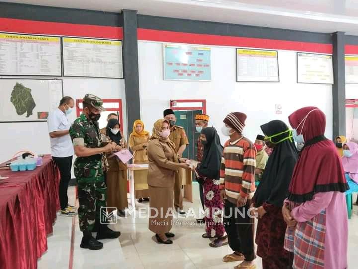 Hadiri Pembagian BLT-DD Ciptawaras, Camat Agus: Gunakan Bantuan Secermat Mungkin 