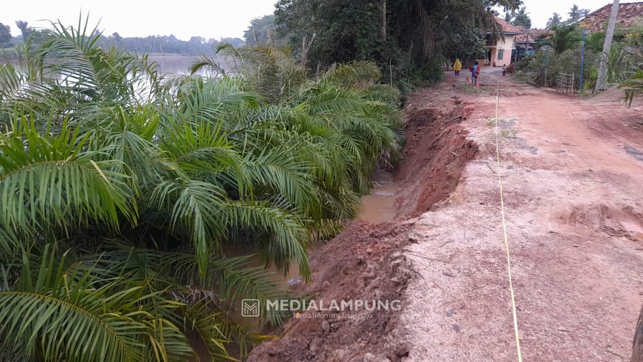 Diguyur Hujan, Sejumlah Titik di Kampung Kartajaya Alami Longsor