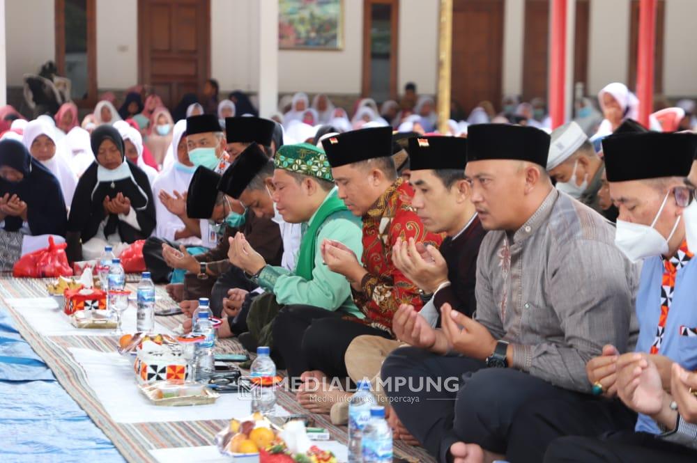 Songsong Ramadhan, Ribuan Jamaah Hadiri Pengajian Akbar di Kediaman Bupati Lambar